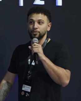 Rafael Puglia falando no palco do Plat 2+